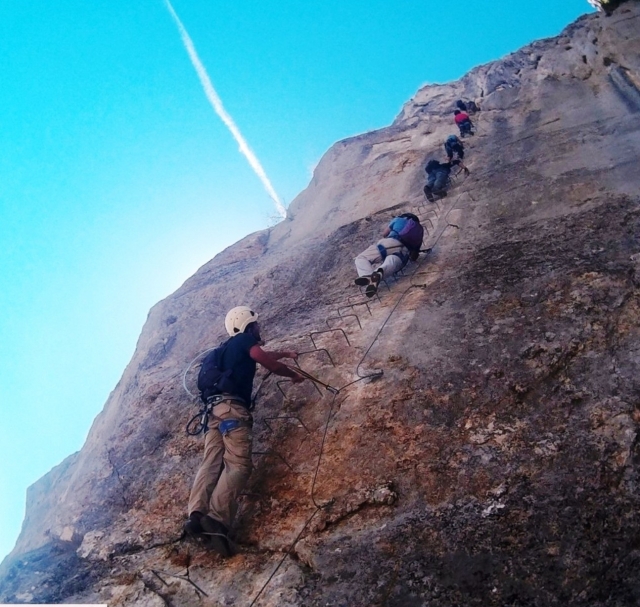 Ascenso de la pared de la ferrata